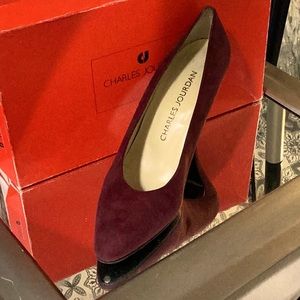 Perfecto. Burgundy suede pump. Vintage perfect condition. Gently loved Charles.